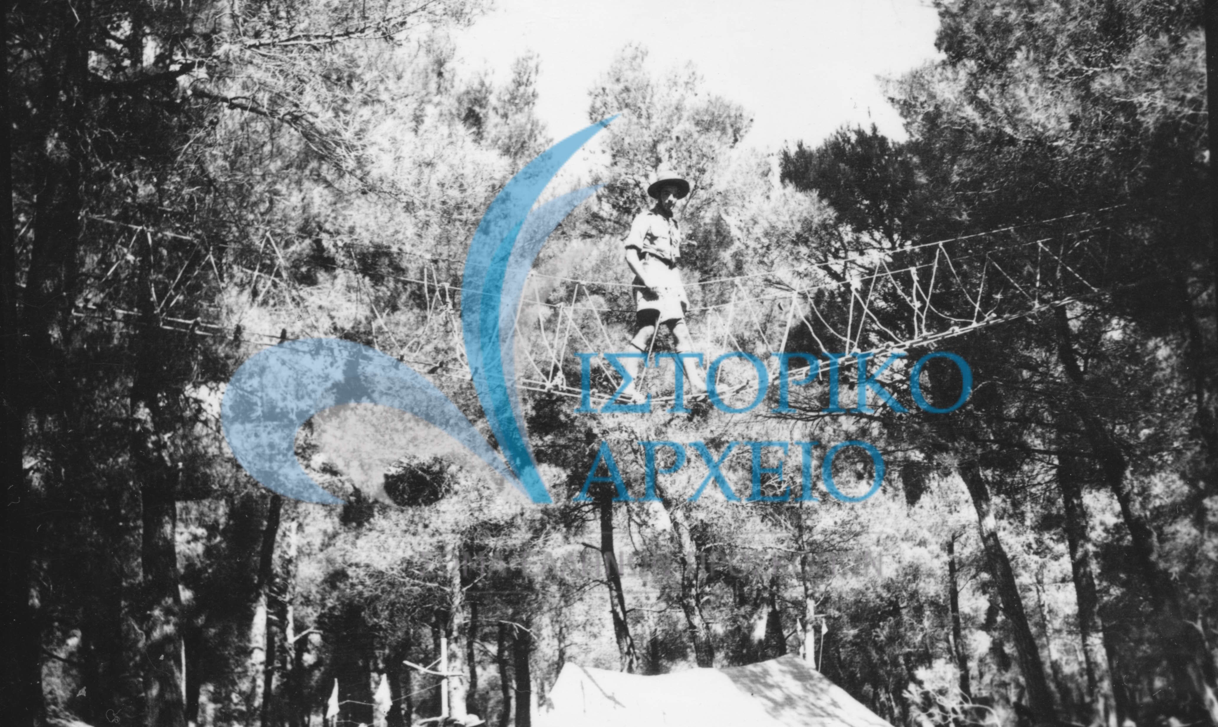 Ο Θάνος Θεολογίδης σε γέφυρα στο Τζάμπορη του Διονυσου το 1950.