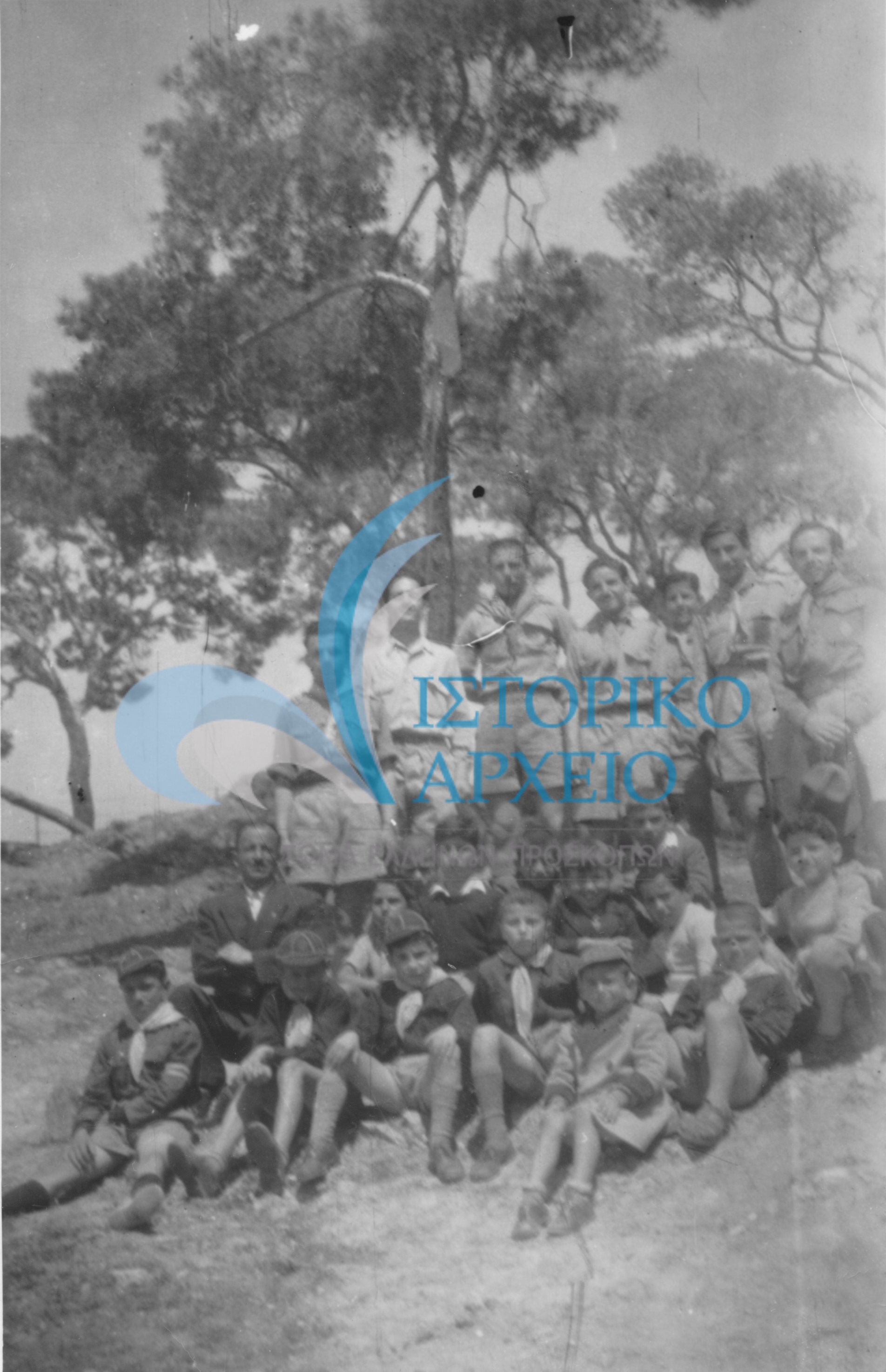 Η 3η Αγέλη Υμηττού με το επιτελείο της σε εκδρομή στο Κτήμα Γερουλάνου στον Άλιμο την Πρωτομαγιά του 1949.