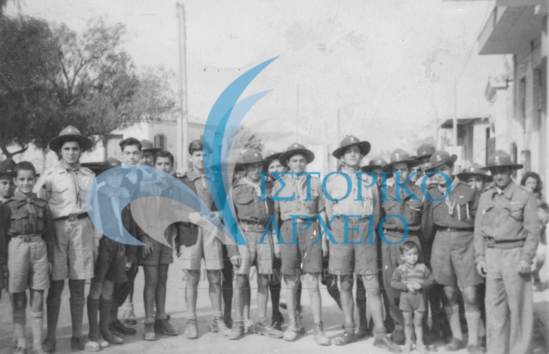 Οι πρόσκοποι του 3ου Συστήματος Υμηττού στην κεντρική πλατεία της συνοικίας.