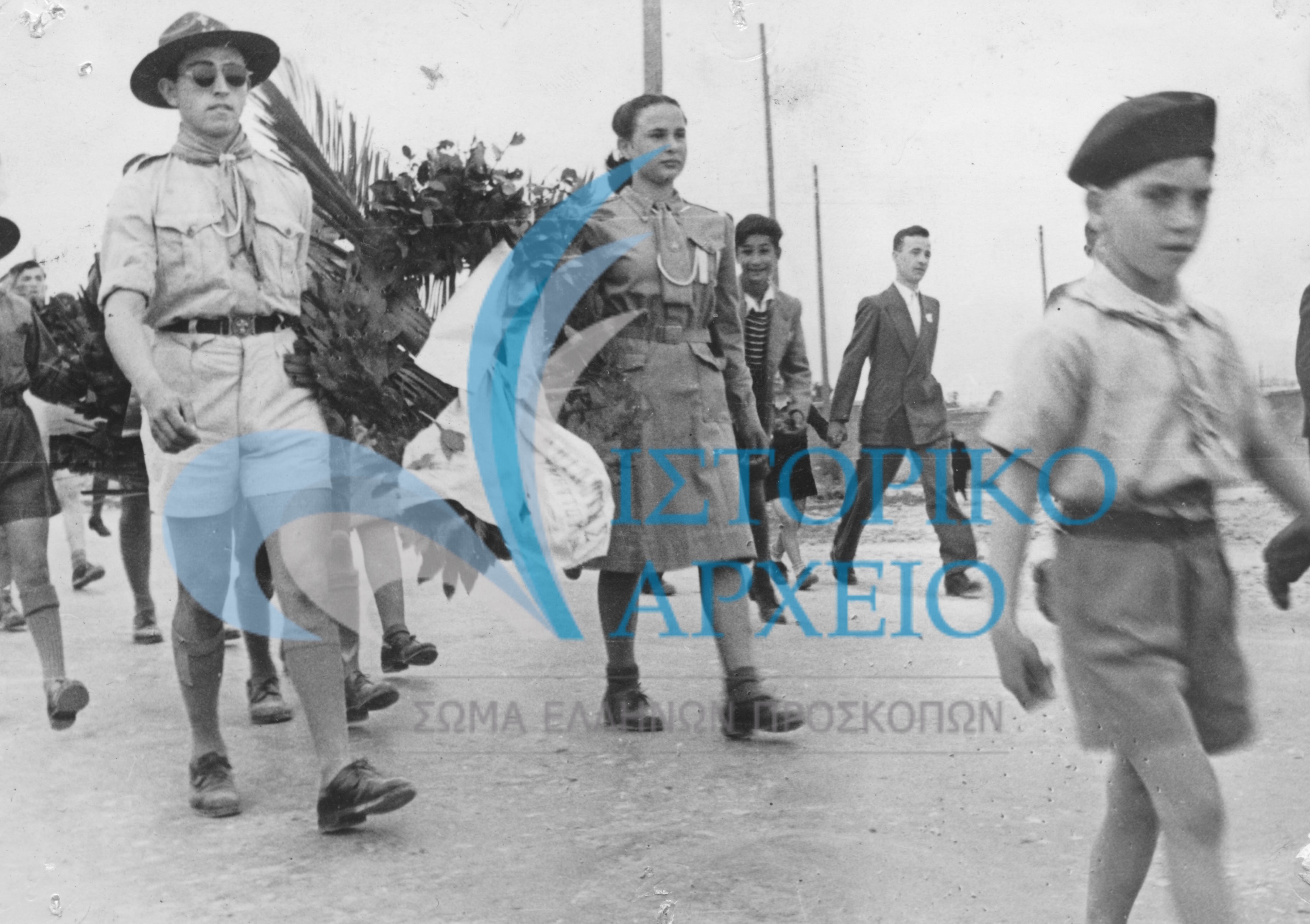 Πρόσκοποι Υμηττού σε τελετή κατάθεσης στεφάνου στην περιοχή του Υμηττού κατα την διάρκεια εθνικής εορτής.