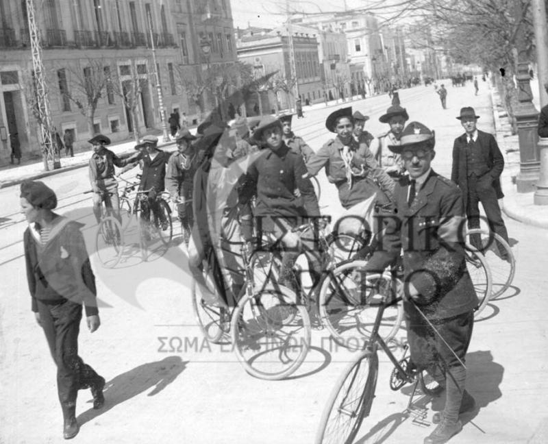 Οι πρώτες προσκοπίκες ομάδες της Αθήνα σε ποδηλατική δράση.