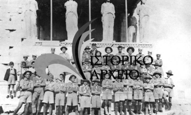 Τμήματα των Προσκόπων Μεγάρων μαζί με την 8η Ομάδα Αθηνών σε επίσκεψη στην Ακρόπολη το 1951.