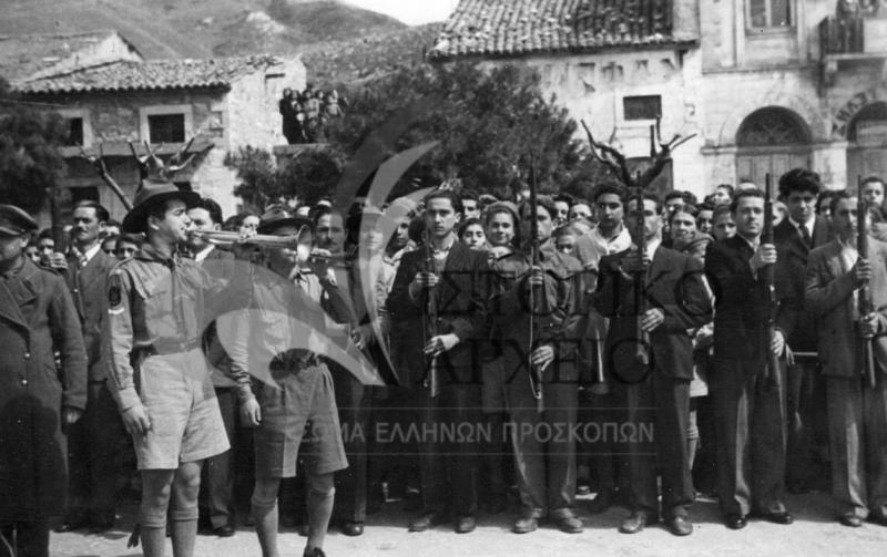 Πρόσκοποι της 8ης Ομάδας Αθηνών σαλπίζουν στην Κύμη όπου ήταν σε εκδρομή, κατά την διάρκεια παρέλαση για την 25ης Μαρτίου το 1948.