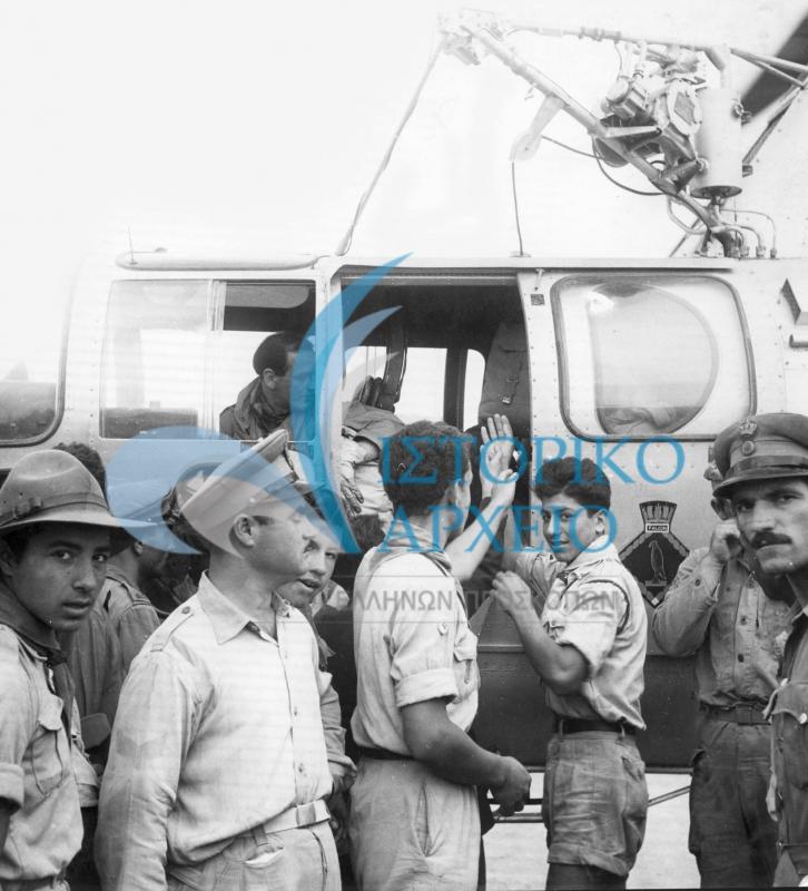 Πρόσκοποι φορτώνουν ελικόπτερο στη Ζάκυνθο για διανομή βοήθειας στους σεισμόπληκτους των Ιονίων Νήσων το 1953.