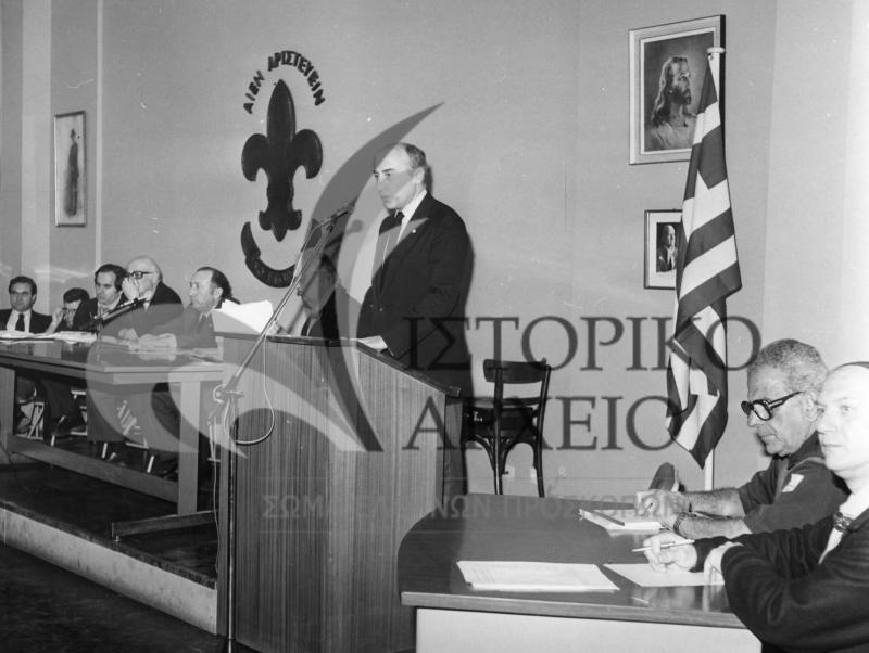Ο Γιάννης Κωστόπουλος, Πρόεδρος ΔΣ ΣΕΠ στην Γενική Συνέλευση του ιδρύματος το 1982. Διακρίνονται επίσης οι Αλ. Κομνηνός, Δημ. Μαρινόπουλος, Ν. Καλογεράς, Γ. Χαράμης.