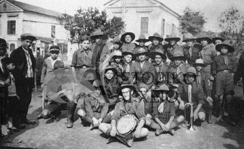 Η 9η Ομάδα Θεσσαλονίκης με Αρχηγό τον Γ. Τρέμμα πλησίον του Λευκού Πύργου το 1938.