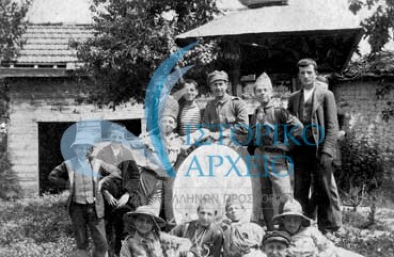 Η Β' Ομάδα Προσκόπων σε εκδρομή το 1918. Διακρίνονται: Σπ. Μεταξάς, Π. Καπανέλης, Ι. Ζουκατάς, Δ. Παπασωτηρίου, Βαρβαρέτος Γ., Γ. Χριστίδης, Κοτσόπουλος
