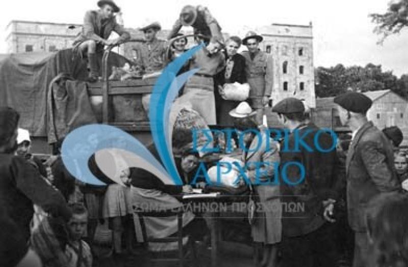 Πρόσκοποι σε διανομή ανθρωπιστικής βοήθειας των Ηνωμένων Εθνών (UNRA) σε επαρχιακή πόλη το 1947.