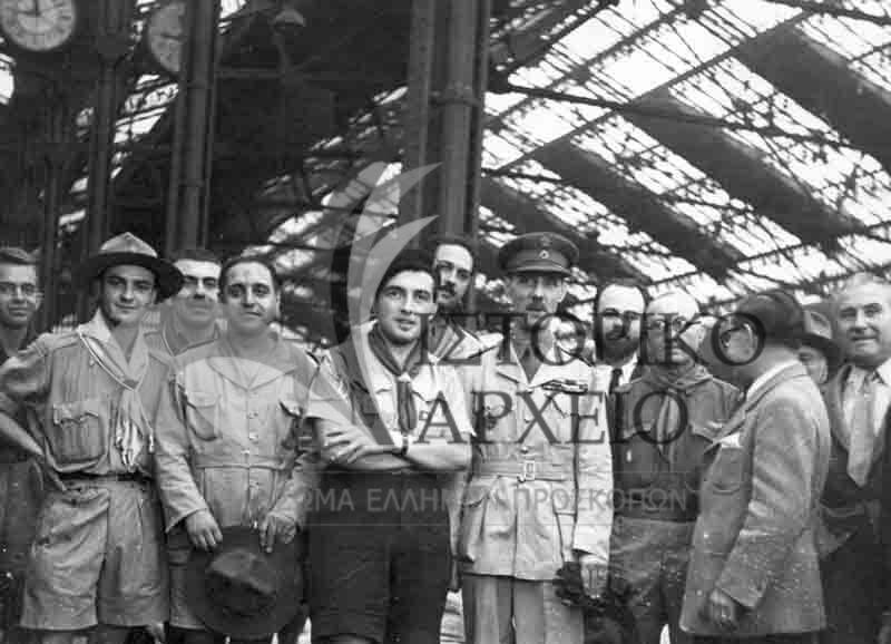 Η ελληνική προσκοπική αντιπροσωπεία στο Τζάμπορη της Γαλλίας, κατά την άφιξή της στο σταθμό Gare de Lyon του Παρισιού το 1947.