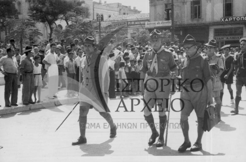 Η προσκοπική αντιπροσωπεία στο Τζάμπορη της Γαλλίας, με επικεφαλής τους Αντ. Μπενάκη, Δ. Αλεξάτο και Η. Ησαϊα κατά την άφιξή τους στον Πειραιά.
