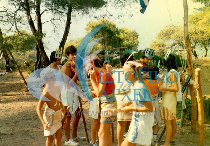 Τα πρώτα κορίτσια στην κατασκήνωση της 2ης Αγέλης Α/Π Δάφνης στο Σχίνο Κορινθίας το 1983.