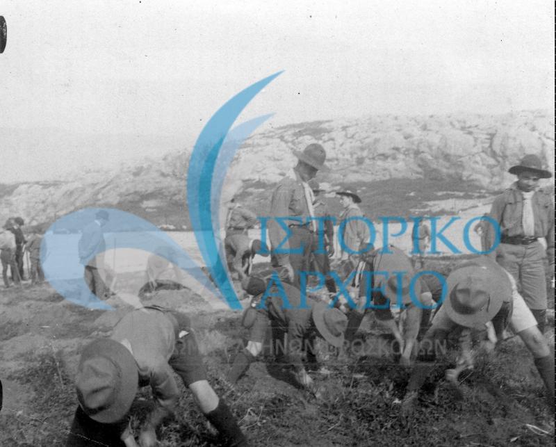 Πρόσκοποι σε δεντροφύτευση στη περιοχή γύρω από το Φιλοπάππου το 1913.