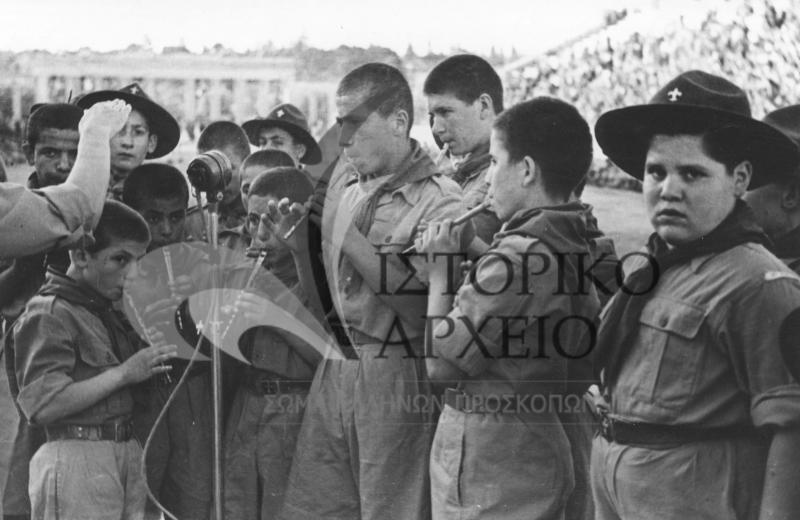 Πρόσκοποι τραγουδούν στην επίδειξη στο Στάδιο το 1949.