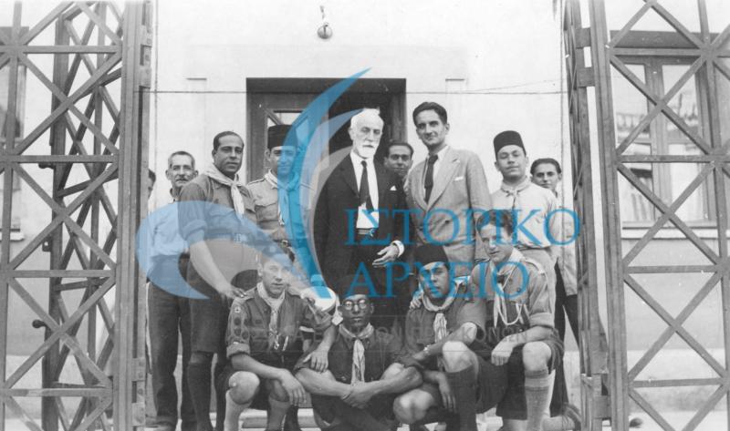 Ο Γ.Ε. Κων. Μελάς μαζί με αιγιπτιώτες Rovers που επισκέφτηκαν την Αθήνα το 1934. Εδώ σε αναμνηστική φωτογραφεία έξω από Μαράσλειο. 