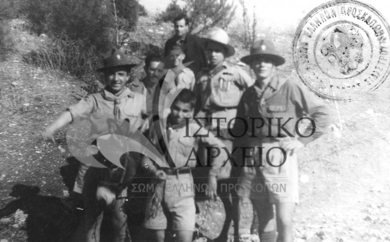 Πρόσκοποι από το Σιδηρόκαστρο Σερρών μεταφέρουν με μουλάρι δώρα σε στρατιώτες ακριτικών φυλακίων το 1948.