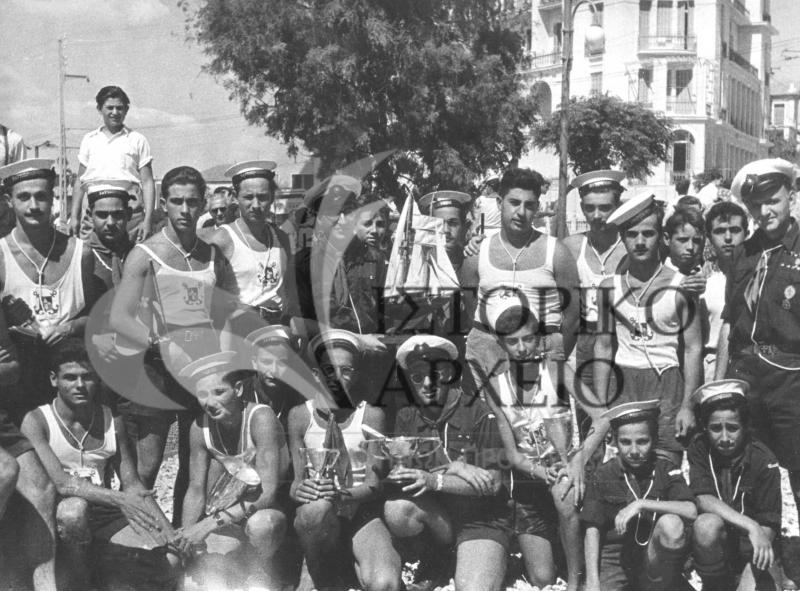 Η 3η Ομάδα Ναυτοπροσκόπων με τα έπαθλα στα χέρια μετά τους Αγώνες των Ναυτοπροσκόπων Αθηνών στο Παλαιό Φάληρο το 1948.