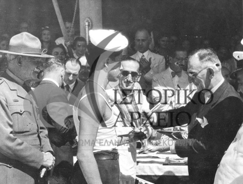 Απονομή επάθλων σε ναυτοπροσκοπικούς αγώνες της ΠΕ Αθηνών το 1948. Αριστερά διακρίνεται ο Αντ. Μπενάκης.