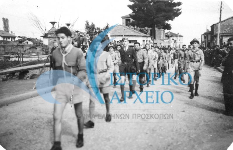 Πρόσκοποι σε παρέλαση στους εορτασμούς Απελευθέρωσης της Νάουσας το 1949.