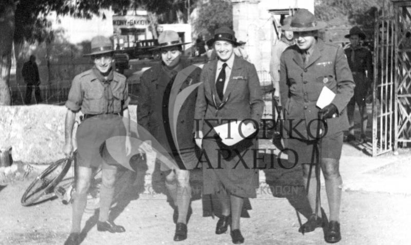 Η Λαίδη Όλαφ Μπέιντεν Παύουελ με τον Δ. Αλεξάτο και τον Δ. Μακρίδη κατά την επίσκεψή της στην Αθήνα το 1948.