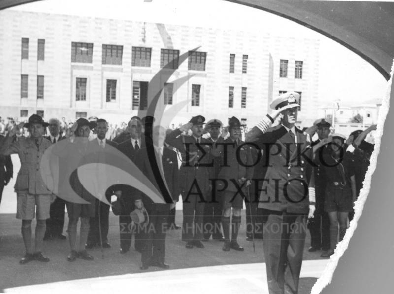 Ο Βασιλιάς Παύλος στην κατάθεση στεφάνου στο Ηρώο της Ρόδου το 1949 στο πλαίσιο του Β' Πανελληνίου Προσκοπικού Συνεδρίου.