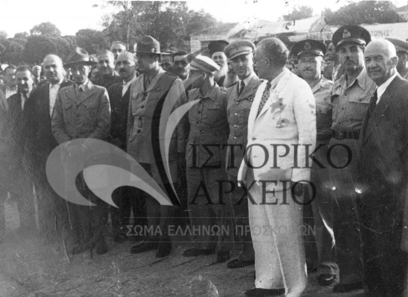 Ο ΓΕ Δ. Αλεξάτος με προσκόπους και Αρχές της Ξάνθης κατά την επίσκεψή του στην περιοχή το 1948.