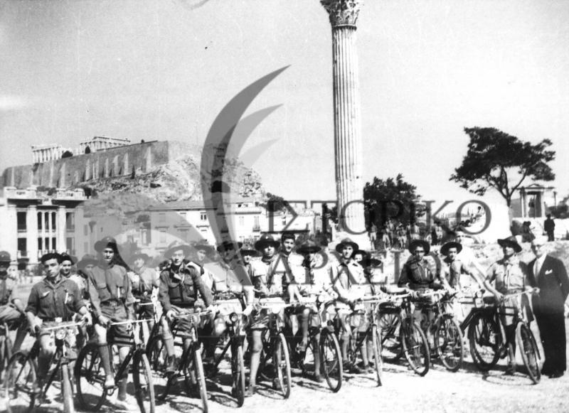 Στιγμιότυπο από δράση των ποδηλατιστών προσκόπων δίπλα στους Στύλους του Ολυμπίου Διός στην Αθήνα το 1949.