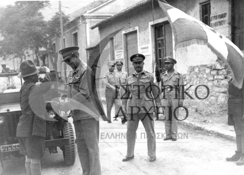 Ο ΠΕ Καστοριάς υποδέχεται τον Βασιλιά Παύλο στην πόλη της Καστοριάς κατά την περιοδεία του στην μεθόριο την περίοδο του εμφυλίου το 1949.