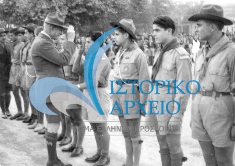 Ο Αντ. Μπενάκης σε απονομή παρασήμων σε προσκόπους της Βέροιας το 1949.