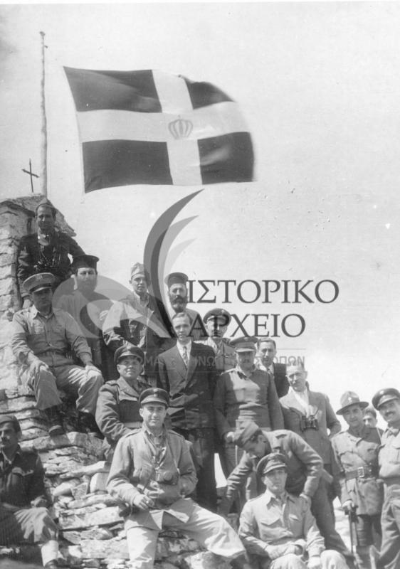 Ο Περιφερειακός Έφορος Καστοριάς Γιαννόπουλος, με τον Στρατηγό Βασιλαρά, τον Νομάρχη Τσακίρη, τον Εισαγγελέα Αργυρόπουλο, τον Δήμαρχο Καστοριάς και αμερικανούς αξιωματικούς κατά την έπαρση σημαίας στο Βίτσι την περίοδο του εμφυλίου το 1949.