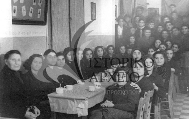 Ορφανά του εμφυλίου φιλοξενούμενα σε προσκοπική εκδήλωση Βασιλόπιτας το 1949.