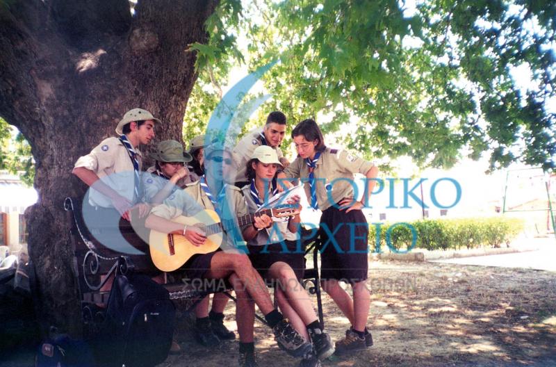 Ανιχνευτές με κιθάρα δίπλα στη λίμνη της Καστοριάς το 2000.