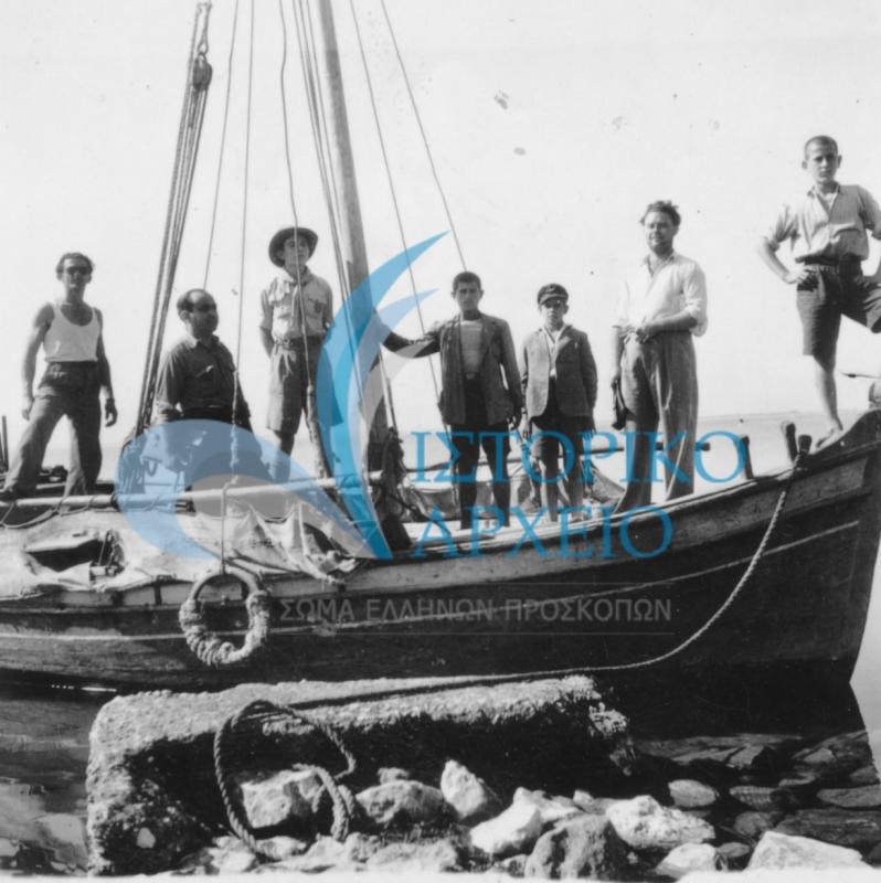 Πρόσκοποι πάνω σε βάρκα κατά τη διάρκεια κατασκήνωσης το 1949.