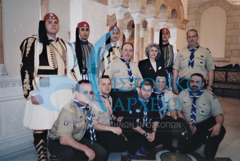 Πρόσκοποι μαζί με την υπόλοιπη Ελληνική Αποστολή στο Πατριαρχείο Ιεροσολύμων κατά την τελετή αφής του Αγίου Φωτός το 2003. Διακρίνονται οι ΠΕ Λ. Μπιμπής και ΤΕ Δ. Σπυράκος.