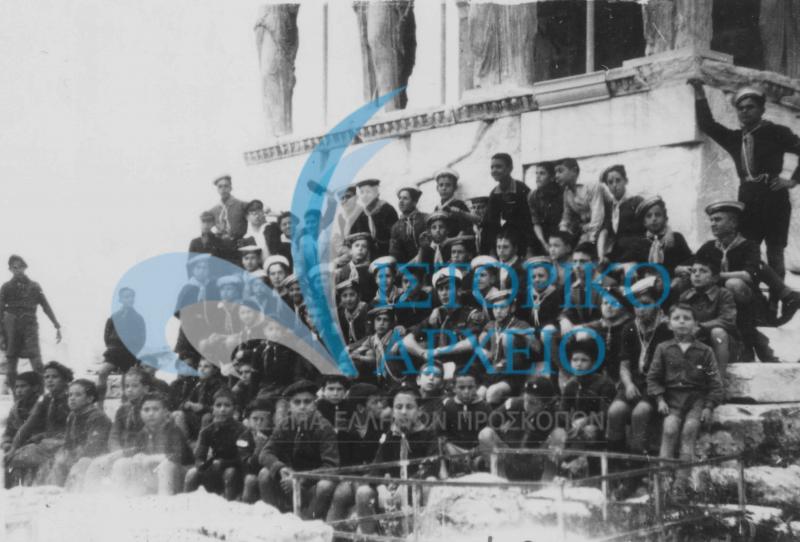 Η 2η Ομάδα Ναυτοπροσκόπων Μοσχάτου μπροστά από τις Καρυάτιδες σε εκδρομή στην Ακρόπολη το 1936. 
