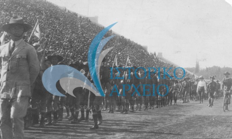 Πρόσκοποι της Αθήνας εισέρχονται στο Στάδιο κατά την διάρκεια εκδήλωση προς τιμήν της οργάνωσης AHEPA.