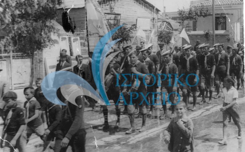 Η Ομάδα Ναυτοπροσκόπων Καλλιθέας στους δρόμους της πόλης κατά την εορτή ονομαστηρίων του Βασιλιά.