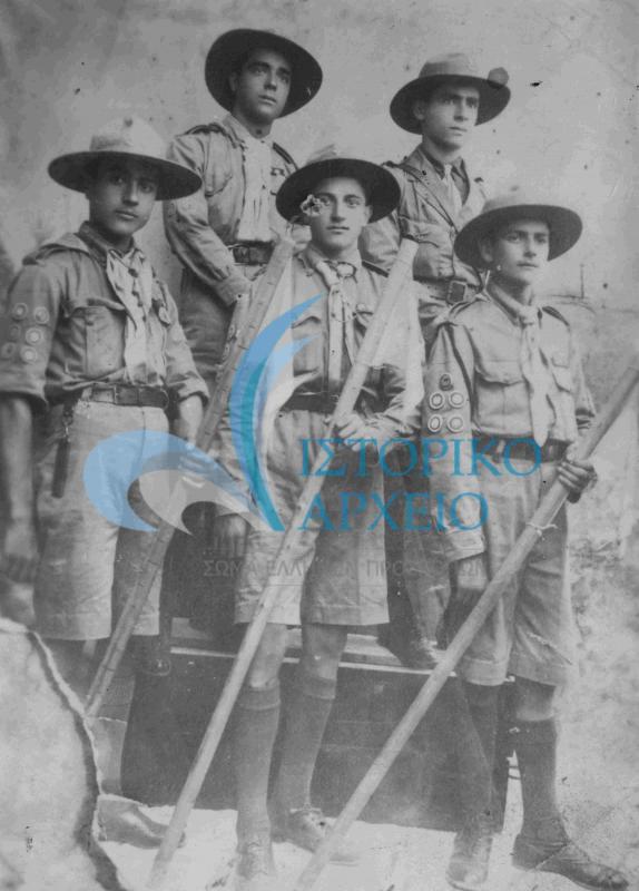 Οι σφαγιασθέντες πρόσκοποι Κάτω Παναγιάς, από αριστερά, Κ. Θεοφανίδης με αρχηγό τον Π. Παπαχατζιδάκη και κάτω τους Γ. Κόμπο, Δ. Παπαχατζή, Γ. Παναγιωτάκης σε φωτογραφία του 1922.