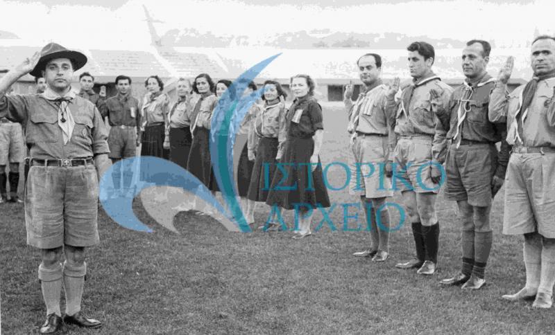 Ο Δ. Μακρίδης αρχηγός στην Α' Σχολή Βασικής Εκπαίδευσης Προσκόπων Τουρκίας το 1950 στην Άγκυρα. Εδώ με την πρώτη μεικτή ενωμοτία.