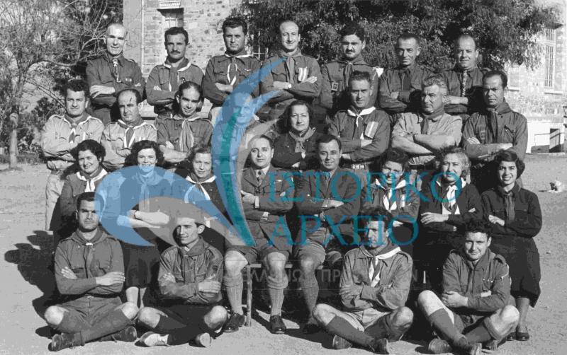 Ο Δ. Μακρίδης μαζί με εκπαιδευόμενους Σχολής Βασικής Εκπαίδευσης Τούρκων Προσκόπων που ήταν αρχηγός στη Σμύρνη το 1950.