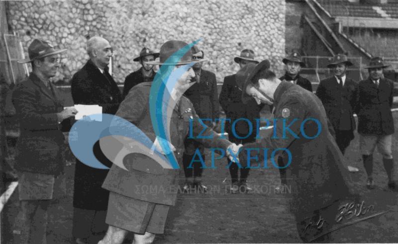 Ο Δ. Μακρίδης, ως αρχηγός Σχολή Βασικής Τούρκων Προσκόπων, απονέμει πτυχία σε εκπαιδευόμενους στην Κωνσταντινούπολη το 1950. 