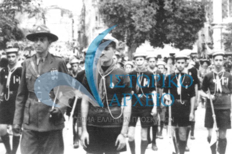 Οι ναυτοπρόσκοποι της Κέρκυρας κατά τη διάρκεια λιτανείας τη Μεγάλη Παρασκευή του 1945.