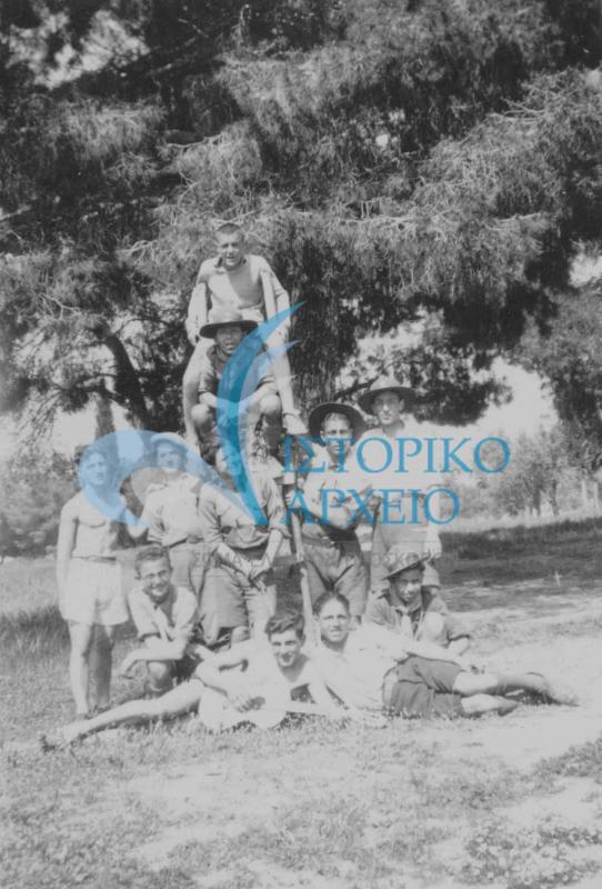 Η 6η Ομάδα Αθηνών σε προσκοπική πυραμίδα σε εκδρομή στη Λυκόβρυση το 1932. Διακρίνεται ο υπαρχηγός Αγ. Βουλγαράς.