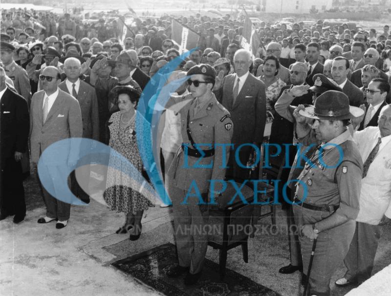 Ο Διάδοχος Κωνσταντίνος στον αγιασμό εγκαινίων προσκοπικής εστίας στην Άνω Ηλιούπολη τον Μάιο του 1959. Στα δεξιά διακρίνεται ο ΓΕ Δ. Αλεξάτος μαζί με μέλη της τοπικής ΕΚΣ.