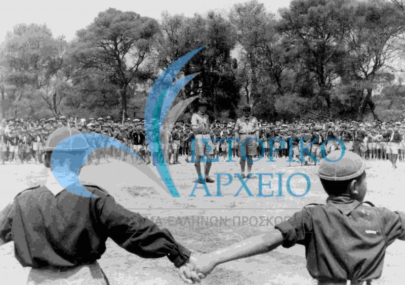 Λυκόπουλα σχηματίζουν κύκλο μεγάλης κραυγής στην τελετή ανακήρυξης Αρχιπροσκόπου του Διαδόχου Κωνσταντίνου το 1959 στο ΠΥ.ΒΑ.