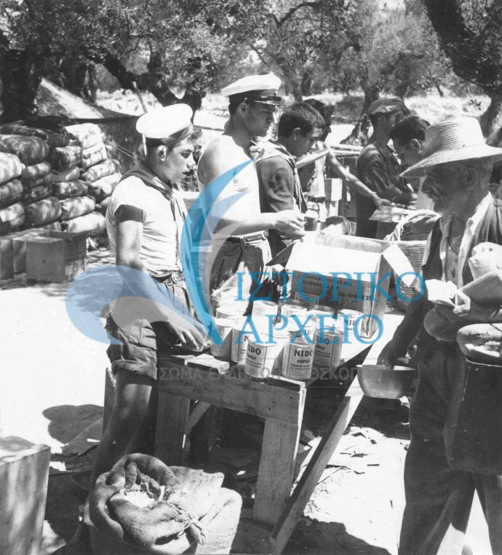Ναυτοπρόσκοποι σε διανομή βοήθειας τροφίμων σε σεισμοπαθείς των Επτανήσων.