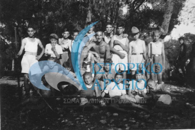 Η παρέα της Ομάδας Νέας Φιλαδέλφειας σε εκδρομή στη Μαγκουφάνα (Πεύκη) τον Ιούνιο 1944.