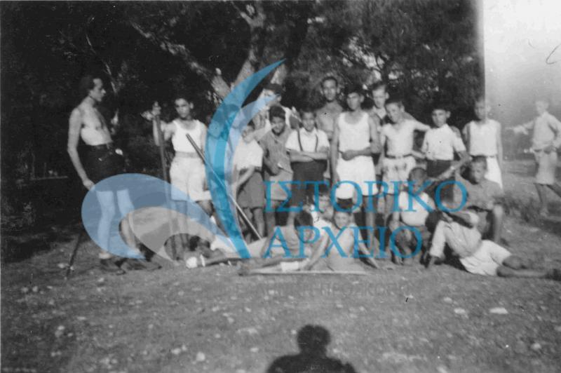 Εκδρομή της Ομάδας Νέας Φιλαδέλφειας  στη Πεύκη (Μαγκουφάνα) το 1944.