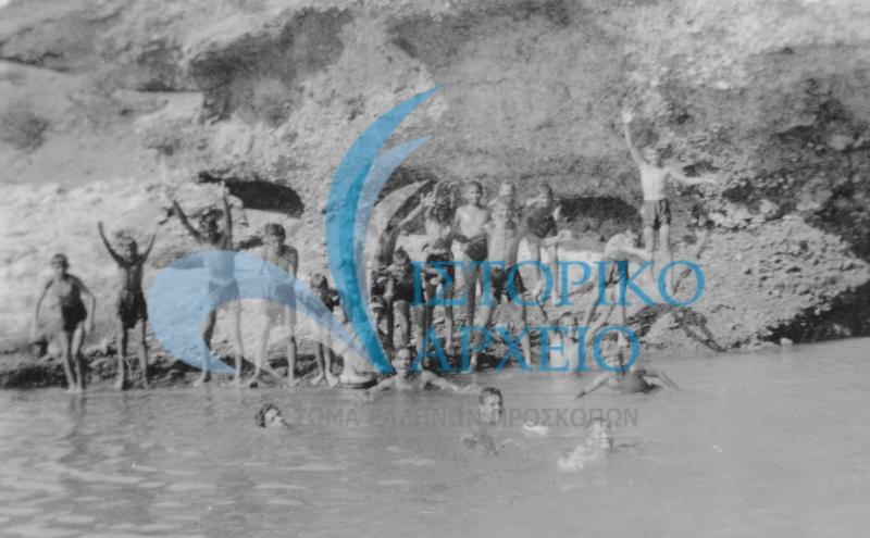 Πρόσκοποι της Πάτρας σε μπάνιο στη θάλασσα κατά τη διάρκεια κατασκήνωσης το 1948.