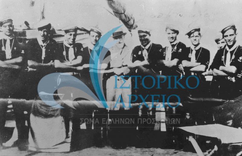 Ο Ελ. Βενιζέλος (στο μέσο) μαζί με προσκόπους της 3ης Ναυτοπροσκόπων Αθηνών κατά την επιστροφή από το Τζάμπορη της Γαλλίας το 1931. Απο αριστερά: Θ. Ζαμάνος, Λ. Βασεχοφεν, Γ. Σπέντζος, Α. Σαρατσογλους, Α. Αντωνώπουλος, Ε. Κόντης, Σπ. Δοξιάδης, Α. Γκρομαν, Π. Περρωτής