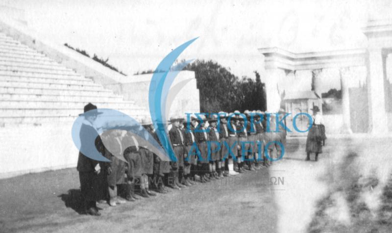 Η 13η Ομάδα Αθηνών με αρχηγό την Α. Μαυρογένη και υπαρχηγό τον Χρ. Λουρίπτη στο Στάδιο το 1921.